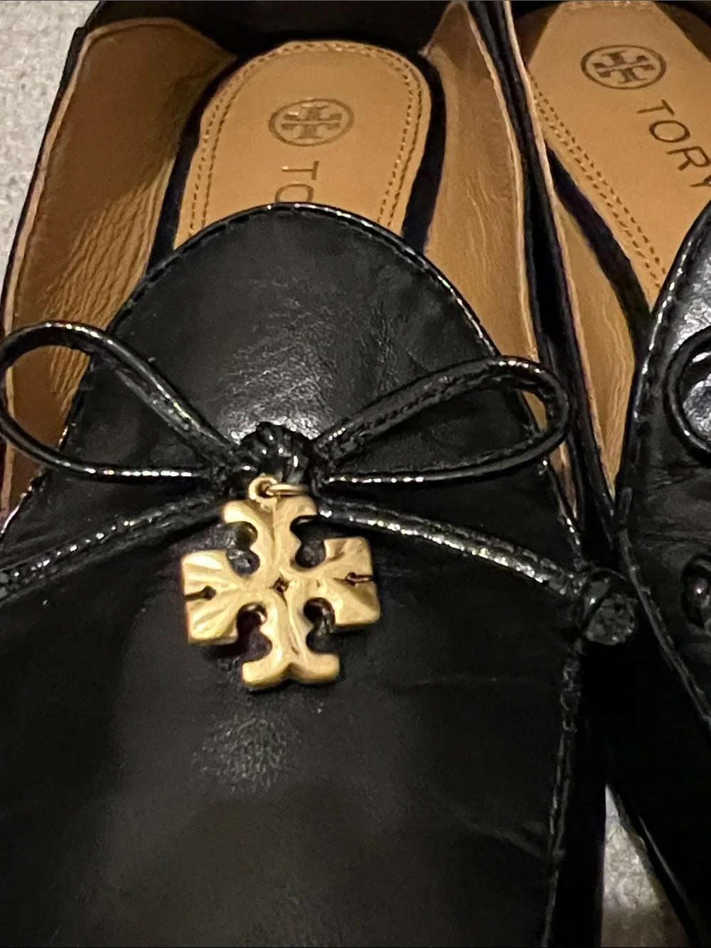 Tory Burch Black Leather Bow Loafers with Gold Emblem Size 5M